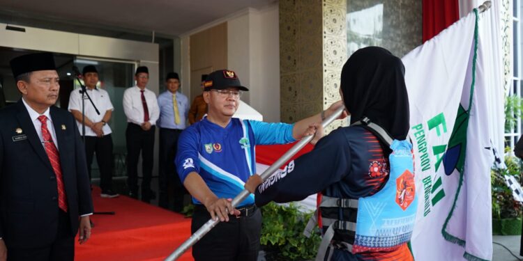 Lepas Tim Arum Jeram ke PraPON Sumbar, Gubernur Rohidin Pesankan ini