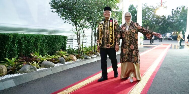 Hadir di Istana Berbatik, Gubernur Rohidin dan Derta Kenakan Kain Besurek