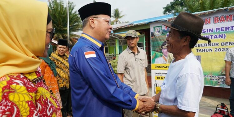 Gubernur Rohidin Bagikan Alsintan Pada Kelompok Tani Lebong, Untuk Dorong Produktivitas dan Kesejahteraan Petani agar Terus Meningkat