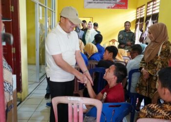 Gubernur Rohidin Serahkan Bantuan Mesin Jahit Kepada Kelompok Disabilitas Bengkulu Selatan