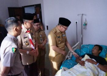 Besuk Korban Penembakan di PT Agricinal, Gubernur Rohidin Minta Aparat Memberikan Perlindungan dan Keamanan Masyarakat