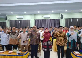 Dewan Pimpinan Wilayah Lembaga Dakwah Islam Indonesia (DPW LDII) Provinsi Bengkulu menggelar Pelatihan Jurnalistik Mahir Dasar sebagai langkah meningkatkan kemampuan generasi penerus dalam mengelola dan menyampaikan informasi di tengah pesatnya perkembangan media digital. Kegiatan yang berlangsung selama tiga hari, 4–6 September 2026, tersebut dipusatkan di Kantor DPW LDII Provinsi Bengkulu. Sebanyak 105 peserta dari 10 kabupaten dan kota yang tergabung dalam DPD LDII se-Provinsi Bengkulu mengikuti pelatihan tersebut. Pelatihan jurnalistik ini tidak hanya diarahkan untuk meningkatkan kemampuan teknis menulis berita, tetapi juga menjadi bagian dari upaya LDII menghadirkan konten yang informatif, edukatif, positif, serta mampu memberikan manfaat bagi masyarakat. Ketua DPW LDII Provinsi Bengkulu, Dr. H. Meri Sasdi, M.Pd, mengatakan perkembangan teknologi informasi membuat masyarakat semakin mudah memproduksi sekaligus menyebarkan informasi. Kondisi tersebut, menurutnya, harus diimbangi dengan kemampuan memilah, mengolah, dan menyampaikan informasi secara bertanggung jawab. Meri menjelaskan, LDII merupakan organisasi kemasyarakatan berbasis keagamaan yang menjalankan aktivitas dakwah dengan berpedoman pada Al-Qur’an dan Al-Hadits. Dalam pelaksanaannya, nilai-nilai keagamaan tersebut berjalan beriringan dengan komitmen kebangsaan untuk menjaga Pancasila dan keutuhan Negara Kesatuan Republik Indonesia (NKRI). “Melalui pelatihan ini kami berharap peserta mampu menulis berita, mengelola informasi, membuat konten kreatif, serta menyampaikan informasi secara akurat, berimbang, positif, edukatif dan bermanfaat bagi masyarakat,” ujar Meri. Menurutnya, keberadaan jurnalis di lingkungan LDII diharapkan dapat menjadi bagian dari upaya menyebarluaskan informasi yang memberikan manfaat bagi masyarakat sekaligus mendukung program pemerintah. Ia menegaskan, media LDII harus mampu menjadi ruang untuk menyampaikan pesan-pesan positif. Kemampuan jurnalistik juga dinilai penting agar setiap informasi yang diterima tidak langsung disebarkan sebelum melalui proses verifikasi. “Jurnalis LDII bisa membantu pemerintah menyebarluaskan informasi yang baik dan benar. Informasi harus disaring dan diolah sehingga tidak menjadi fitnah, berita bohong maupun informasi yang berpotensi memecah persatuan bangsa,” tegasnya. Kepala Departemen Komunikasi, Informasi dan Media DPP LDII, H. Rulli Kuswahyudi, S.Sos, yang mewakili Ketua Umum LDII, menyampaikan bahwa LDII saat ini mengelola sebanyak 55 media digital. Ia menyebut Provinsi Bengkulu menjadi daerah ke-15 yang melaksanakan pelatihan jurnalistik LDII. Menurut Rulli, pelatihan tersebut penting karena pola masyarakat memperoleh informasi telah mengalami perubahan besar. Jika sebelumnya koran dan televisi menjadi rujukan utama masyarakat, kini media sosial memungkinkan siapa saja membuat dan menyebarkan informasi. Persoalannya, tidak semua pembuat konten memiliki pemahaman jurnalistik dan kemampuan melakukan verifikasi. Karena itu, Rulli mendorong peserta memahami prinsip jurnalistik sekaligus menerapkannya ketika mengelola media sosial. “Sekarang era digital. Jangan sampai kita tertinggal. Kita perlu memahami jurnalistik dengan baik agar mampu menyaring informasi sebelum membagikannya. Saring sebelum sharing,” katanya. Pemerintah Provinsi Bengkulu menyambut positif pelaksanaan Pelatihan Jurnalistik Mahir Dasar yang digelar DPW LDII Bengkulu. Gubernur Bengkulu H. Helmi Hasan melalui Kepala Dinas Kominfo Statistik Provinsi Bengkulu, Dr. Hj. Nelly Alesha, SKM, M.Si, menilai peningkatan kapasitas sumber daya manusia di bidang informasi menjadi kebutuhan penting pada era digital. Menurutnya, kemampuan jurnalistik yang dibarengi landasan moral dan keagamaan dapat memberikan kontribusi positif terhadap pembangunan daerah. Pemprov Bengkulu juga mengajak jurnalis LDII memperbanyak pemberitaan yang membangun, menyejukkan, dan memberikan edukasi kepada masyarakat. “Dengan kuatnya landasan agama, jurnalis LDII yang religius tentu akan berdampak positif bagi pembangunan daerah. Kami meminta jurnalis LDII ikut memerangi berita fitnah dan hoaks dengan memperbanyak pemberitaan yang baik dan positif,” jelasnya. Dalam kesempatan tersebut, DPW LDII Provinsi Bengkulu juga melakukan penandatanganan nota kesepahaman (MoU) bersama Pemerintah Provinsi Bengkulu. Kerja sama itu mencakup pengelolaan informasi, pengembangan sumber daya manusia, serta sejumlah bidang lain yang berkaitan dengan penyebarluasan informasi kepada masyarakat. Melalui pelatihan dan kerja sama tersebut, LDII Bengkulu berharap lahir pengelola media yang tidak hanya memiliki keterampilan jurnalistik, tetapi juga mampu menggunakan media digital sebagai sarana menyebarkan informasi yang mencerahkan, menjaga persatuan, dan mendukung kemajuan daerah.