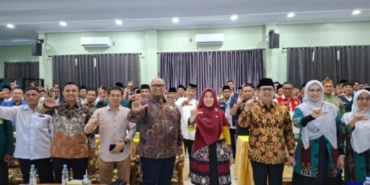 Dewan Pimpinan Wilayah Lembaga Dakwah Islam Indonesia (DPW LDII) Provinsi Bengkulu menggelar Pelatihan Jurnalistik Mahir Dasar sebagai langkah meningkatkan kemampuan generasi penerus dalam mengelola dan menyampaikan informasi di tengah pesatnya perkembangan media digital.  Kegiatan yang berlangsung selama tiga hari, 4–6 September 2026, tersebut dipusatkan di Kantor DPW LDII Provinsi Bengkulu. Sebanyak 105 peserta dari 10 kabupaten dan kota yang tergabung dalam DPD LDII se-Provinsi Bengkulu mengikuti pelatihan tersebut.  Pelatihan jurnalistik ini tidak hanya diarahkan untuk meningkatkan kemampuan teknis menulis berita, tetapi juga menjadi bagian dari upaya LDII menghadirkan konten yang informatif, edukatif, positif, serta mampu memberikan manfaat bagi masyarakat.  Ketua DPW LDII Provinsi Bengkulu, Dr. H. Meri Sasdi, M.Pd, mengatakan perkembangan teknologi informasi membuat masyarakat semakin mudah memproduksi sekaligus menyebarkan informasi. Kondisi tersebut, menurutnya, harus diimbangi dengan kemampuan memilah, mengolah, dan menyampaikan informasi secara bertanggung jawab.  Meri menjelaskan, LDII merupakan organisasi kemasyarakatan berbasis keagamaan yang menjalankan aktivitas dakwah dengan berpedoman pada Al-Qur’an dan Al-Hadits. Dalam pelaksanaannya, nilai-nilai keagamaan tersebut berjalan beriringan dengan komitmen kebangsaan untuk menjaga Pancasila dan keutuhan Negara Kesatuan Republik Indonesia (NKRI).  “Melalui pelatihan ini kami berharap peserta mampu menulis berita, mengelola informasi, membuat konten kreatif, serta menyampaikan informasi secara akurat, berimbang, positif, edukatif dan bermanfaat bagi masyarakat,” ujar Meri.  Menurutnya, keberadaan jurnalis di lingkungan LDII diharapkan dapat menjadi bagian dari upaya menyebarluaskan informasi yang memberikan manfaat bagi masyarakat sekaligus mendukung program pemerintah.  Ia menegaskan, media LDII harus mampu menjadi ruang untuk menyampaikan pesan-pesan positif. Kemampuan jurnalistik juga dinilai penting agar setiap informasi yang diterima tidak langsung disebarkan sebelum melalui proses verifikasi.  “Jurnalis LDII bisa membantu pemerintah menyebarluaskan informasi yang baik dan benar. Informasi harus disaring dan diolah sehingga tidak menjadi fitnah, berita bohong maupun informasi yang berpotensi memecah persatuan bangsa,” tegasnya.  Kepala Departemen Komunikasi, Informasi dan Media DPP LDII, H. Rulli Kuswahyudi, S.Sos, yang mewakili Ketua Umum LDII, menyampaikan bahwa LDII saat ini mengelola sebanyak 55 media digital.  Ia menyebut Provinsi Bengkulu menjadi daerah ke-15 yang melaksanakan pelatihan jurnalistik LDII. Menurut Rulli, pelatihan tersebut penting karena pola masyarakat memperoleh informasi telah mengalami perubahan besar.  Jika sebelumnya koran dan televisi menjadi rujukan utama masyarakat, kini media sosial memungkinkan siapa saja membuat dan menyebarkan informasi. Persoalannya, tidak semua pembuat konten memiliki pemahaman jurnalistik dan kemampuan melakukan verifikasi.  Karena itu, Rulli mendorong peserta memahami prinsip jurnalistik sekaligus menerapkannya ketika mengelola media sosial.  “Sekarang era digital. Jangan sampai kita tertinggal. Kita perlu memahami jurnalistik dengan baik agar mampu menyaring informasi sebelum membagikannya. Saring sebelum sharing,” katanya.  Pemerintah Provinsi Bengkulu menyambut positif pelaksanaan Pelatihan Jurnalistik Mahir Dasar yang digelar DPW LDII Bengkulu.  Gubernur Bengkulu H. Helmi Hasan melalui Kepala Dinas Kominfo Statistik Provinsi Bengkulu, Dr. Hj. Nelly Alesha, SKM, M.Si, menilai peningkatan kapasitas sumber daya manusia di bidang informasi menjadi kebutuhan penting pada era digital.  Menurutnya, kemampuan jurnalistik yang dibarengi landasan moral dan keagamaan dapat memberikan kontribusi positif terhadap pembangunan daerah.  Pemprov Bengkulu juga mengajak jurnalis LDII memperbanyak pemberitaan yang membangun, menyejukkan, dan memberikan edukasi kepada masyarakat.  “Dengan kuatnya landasan agama, jurnalis LDII yang religius tentu akan berdampak positif bagi pembangunan daerah. Kami meminta jurnalis LDII ikut memerangi berita fitnah dan hoaks dengan memperbanyak pemberitaan yang baik dan positif,” jelasnya.  Dalam kesempatan tersebut, DPW LDII Provinsi Bengkulu juga melakukan penandatanganan nota kesepahaman (MoU) bersama Pemerintah Provinsi Bengkulu. Kerja sama itu mencakup pengelolaan informasi, pengembangan sumber daya manusia, serta sejumlah bidang lain yang berkaitan dengan penyebarluasan informasi kepada masyarakat.  Melalui pelatihan dan kerja sama tersebut, LDII Bengkulu berharap lahir pengelola media yang tidak hanya memiliki keterampilan jurnalistik, tetapi juga mampu menggunakan media digital sebagai sarana menyebarkan informasi yang mencerahkan, menjaga persatuan, dan mendukung kemajuan daerah.